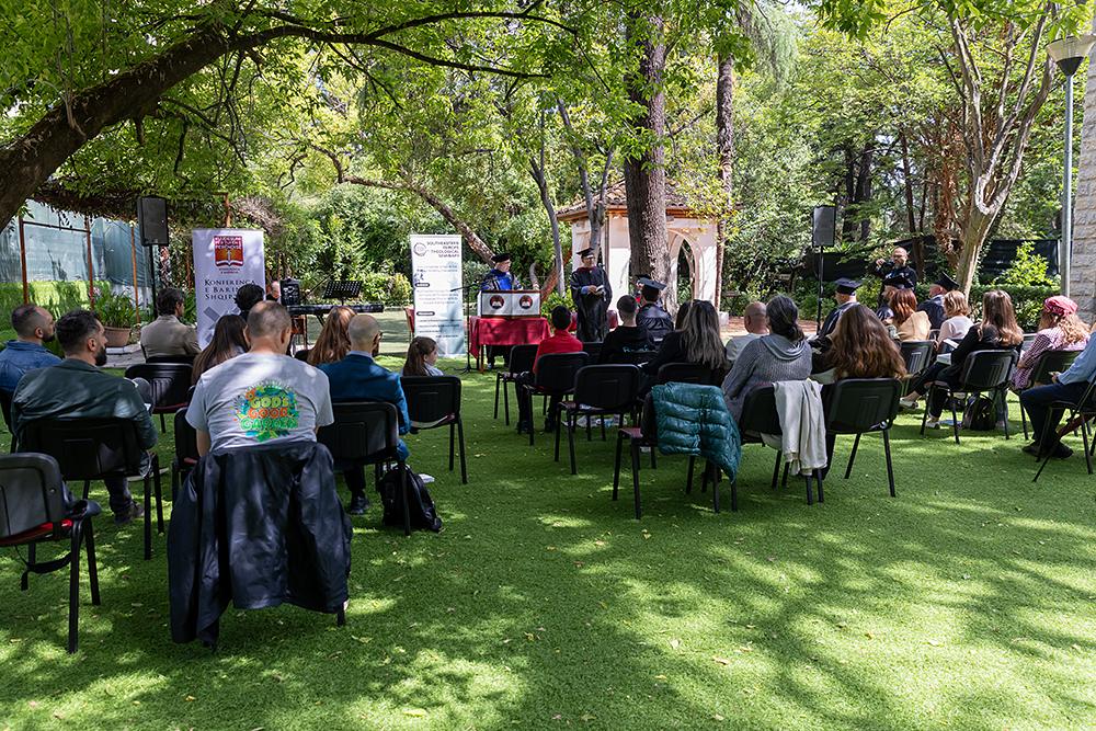Ceremonia e diplomimit të SETS në ambient të hapur, gjatë Konferencës së Barinjve Shqiptarë