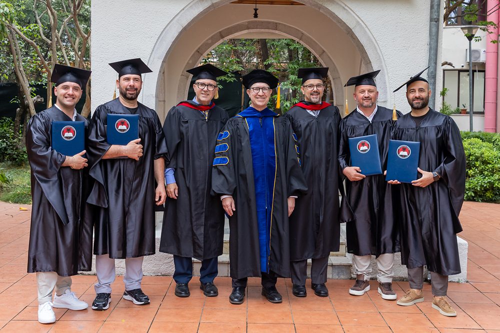 Të diplomuarit e SETS me diplomat në dorë, bashkë me pedagogët me toga akademike